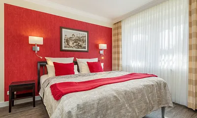 Das Schlafzimmer mit Doppelbett und TV-Gerät.