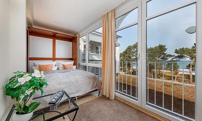 Sie erwachen mit Meerblick. Die unteren Scheiben sind verspiegelt (Sichtschutz).