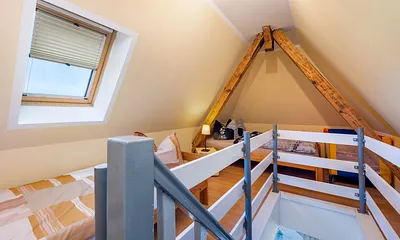 Im Spitzboden befindet sich der Schlafbereich (keine Tür zum Wohbereich).