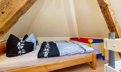 Im Spitzboden gibt es ein Doppelbett (140x200cm) ...