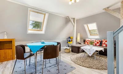 Der Blick in das helle, freundliche Wohnzimmer mit Eßplatz.