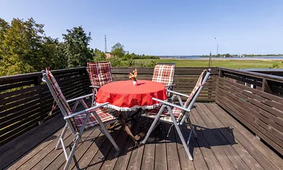 Die möblierte Dachterrasse mit Boddenblick.