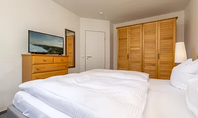 ... sowie TV, Radio und großem Kleiderschrank.