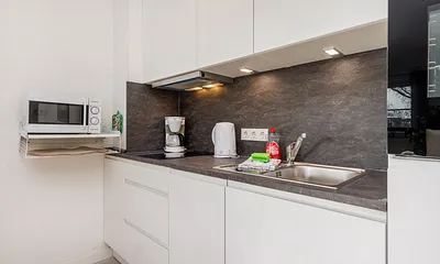 Die Küchenzeile ist ausgetattet mit Cerankochfeld, Backofen, Geschirrspüler, Toaster, Kaffee- und Wasserkocher sowie Kühlschrank mit Eisfach.