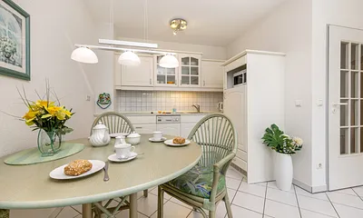 Der Eßbereich und die Küchenzeile im Wohnzimmer.