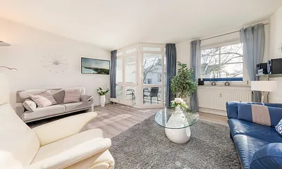 Das graue Sofa ist ein Schlafsofa (ca. 1,30 m breit) ... falls Sie getrennt schlafen möchten.