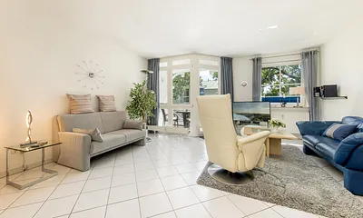 Das Wohnzimmer bietet Ihnen Smart-TV, eine Stereoanlage mit CD-Player, USB-Buchse und Port für iPad und iPhone.