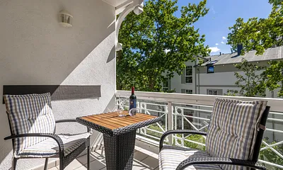 Der komfortabel möblierte Balkon.