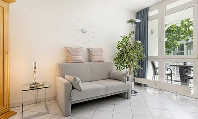  Das graue Sofa ist ein Schlafsofa (ca. 1,30 m breit) ... falls Sie getrennt schlafen möchten.