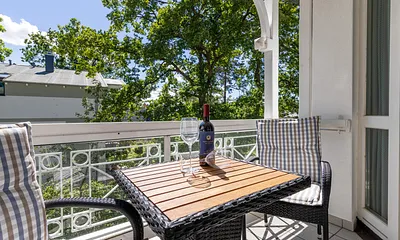 Der komfortabel möblierte Balkon.