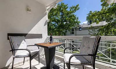 Der möblierte Balkon schaut nach Südwesten.