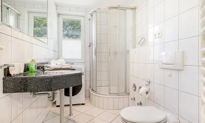 Das Bad bietet Ihnen Dusche, WC, Fön, Waschmaschine und Handtuchtrockner.