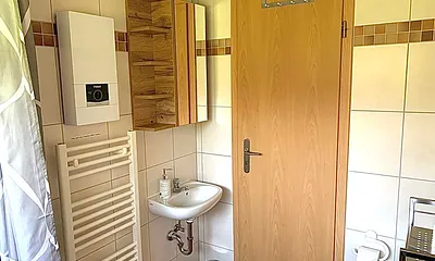 Bad mit Waschbecken (Kaltwasser) und Spiegelschrank