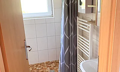 großzügige ebenerdige Dusche