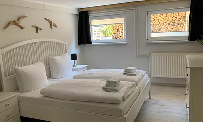 Schlafzimmer mit Doppelbett 1,80 m x 2,00 m