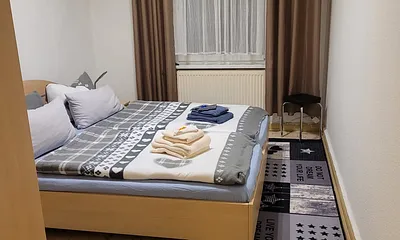 Schlafzimmer mit 1,80m breitem Bett 