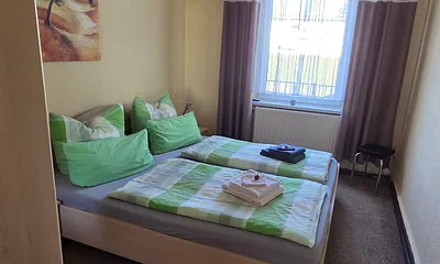 Schlafzimmer mit 1,80m breitem Bett 