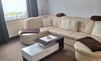 Wohnzimmer mit Schlafcouch 