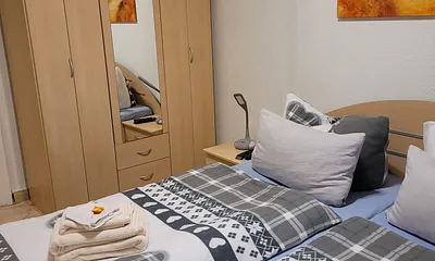 Schlafzimmer mit 1,80 m breitem Bett