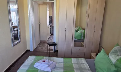 Schlafzimmer mit 1,80 m breitem Bett