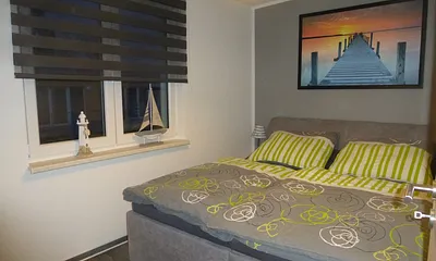 Schlafzimmer mit Polsterbett 1,80m x 2,00m