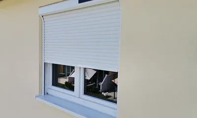 Jalousie am Schlafzimmerfenster, elektrisch mit Fernbedienung