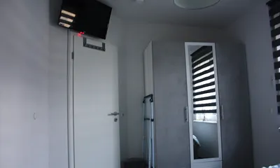 Fernseher und Kleiderschrank im Schlafzimmer