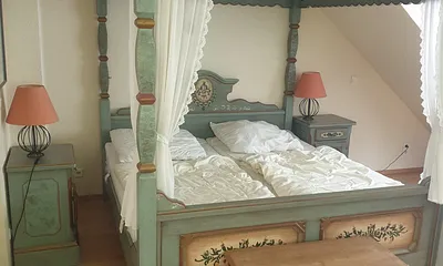 Doppelbett im 1. Schlafzimmer