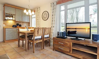 Wohnbereich mit Küchenzeile und Esstisch