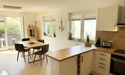 moderner Küchen-/Essbereich