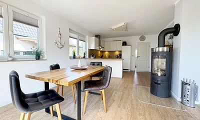 großer Wildeichenholzesstisch mit Lederstühlen und Highboard