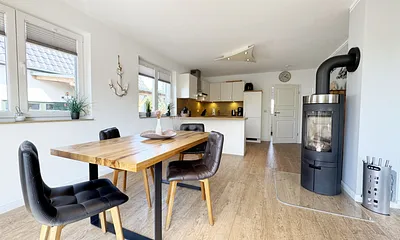 großer Wildeichenholzesstisch mit Lederstühlen und Highboard