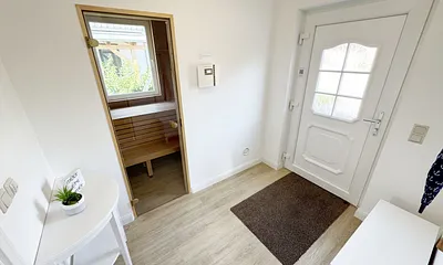 geräumiger Flur mit Blick in die hauseigene Sauna