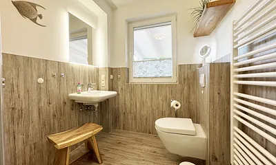 1.Tageslichtbad Wc und Waschbecken