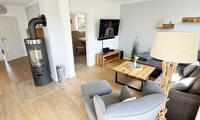 gemütlicher Wohnbereich mit LED Smart-TV mit Sky