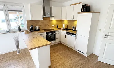 moderne Küchenzeile mit Kaffeemaschine und Wasserkocher