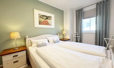 kleines Schlafzimmer mit Nachtschränken