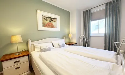kleines Schlafzimmer mit Nachtschränken
