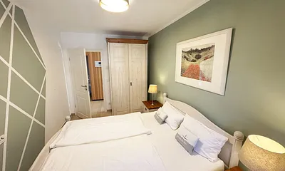 kleines Schlafzimmer mit Kleiderschrank