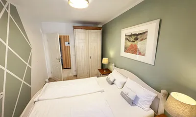kleines Schlafzimmer mit Kleiderschrank