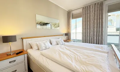 großes Schlafzimmer mit Doppelbett