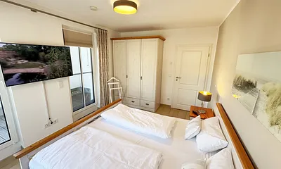 großes Schlafzimmer mit OLED-Smart-TV