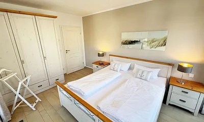 großes Schlafzimmer mit Kleiderschrank