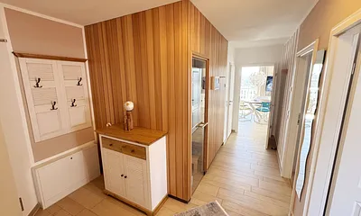 Flurbereich mit Garderobe und Blick auf die Sauna
