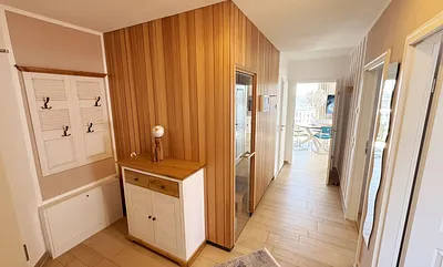 Flurbereich mit Garderobe und Blick auf die Sauna