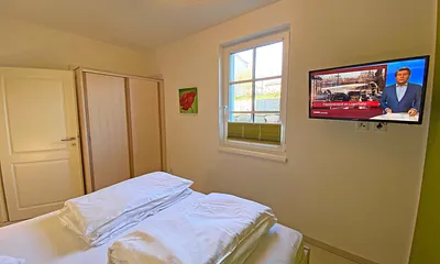 1. Schlafzimmer mit TV