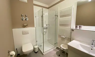 Badezimmer mit Dusche und Waschbecken