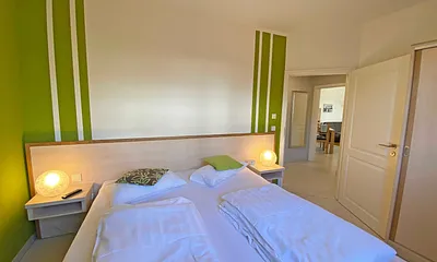 1. Schlafzimmer mit Kleiderschrank