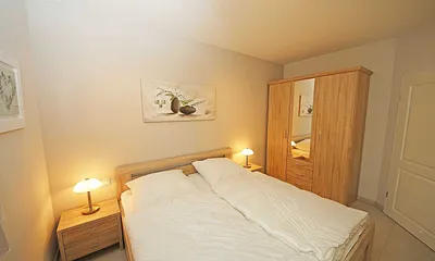 Schlafzimmer mit Doppelbett (2 x 0,90 m x 2,00 m),verstellbare Lattenroste, Nachttischkonsolen, Kleiderschrank sowie Verdunklungsplissee