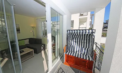 überdachte und bestuhlte Terrasse (Süd/Ost) mit einem Strandkorb